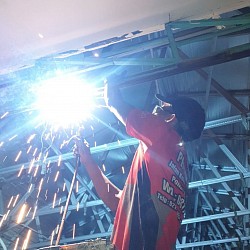 Pemasangan rel folding gate