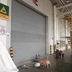 Pemasangan rokng door industri di mm2100